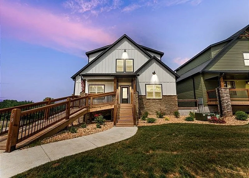 Lakeview Home in Branson! Close to Everything-Room for Everyone!!