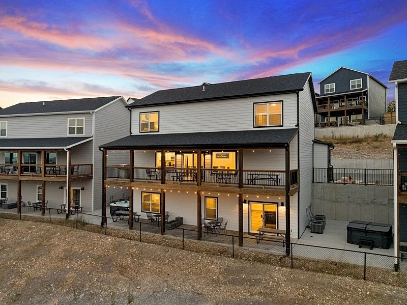 Summer Breeze: Stunning Lakeview Lodge in the Ozarks, Sleeps 17, Hot Tub, Pools!