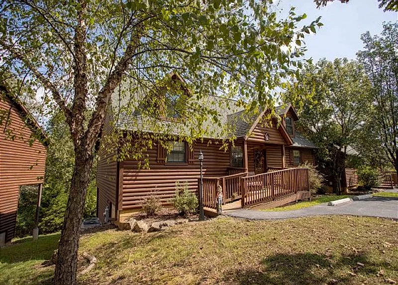Ozarks Oasis: Warm and Inviting Cabin near an Outdoor Swimming Pool in Branson View!