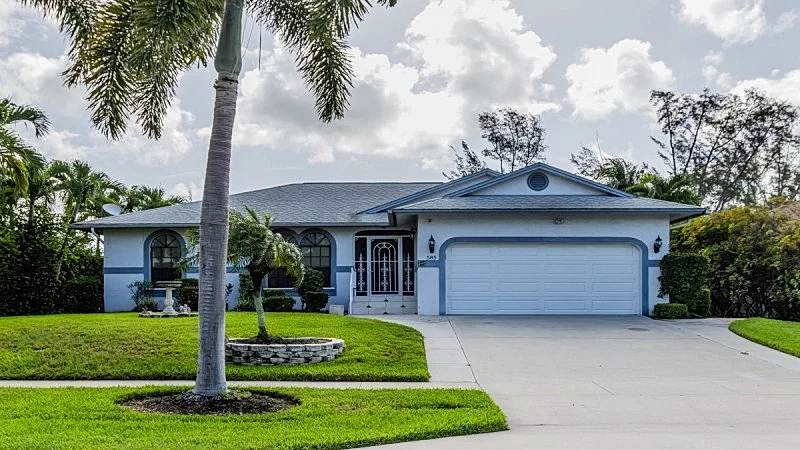 Lovely three-bedroom two-bathroom with pool and spa, and a short distance to Tigertail