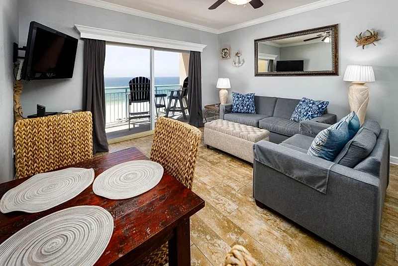 Pelican Isle 607: Top floor, Private balcony, Free Beach service, Free Wifi
