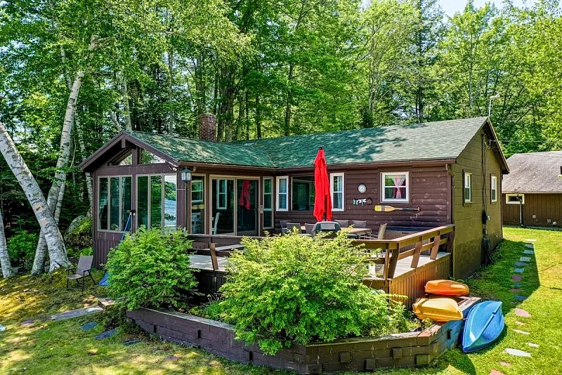 Adorable Winnipesaukee Lakehouse and Guest House for 12