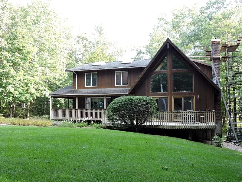 Large Suissevale on Winnipesaukee Home Just A 2 Minute Walk To The Beach