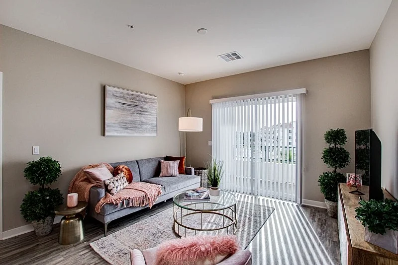 Gorgeous Condo Large Resort Pool & mountain views! 30 Night Min!