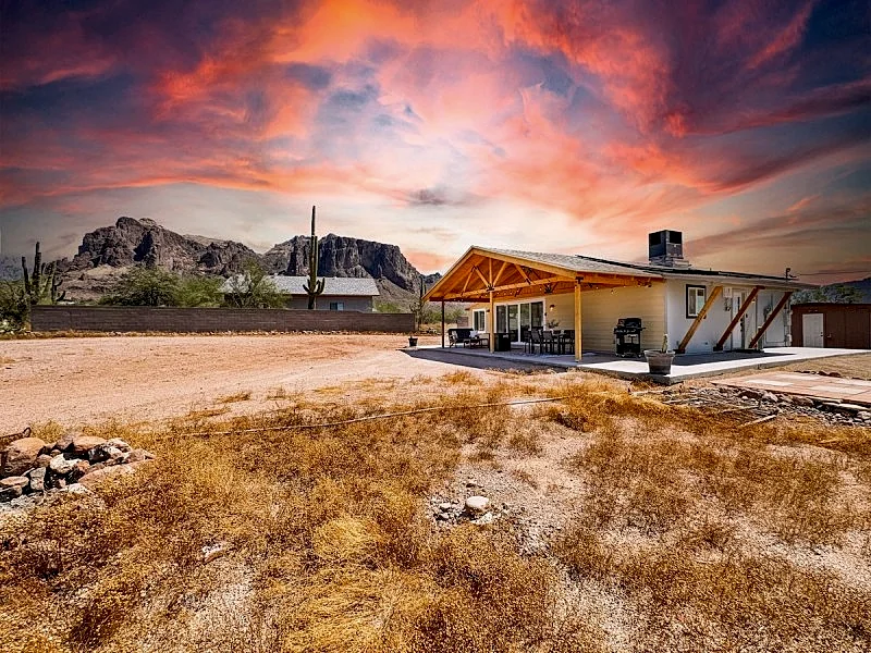 Superstition Mountains at Your Doorstep! Remodeled Bungalow!