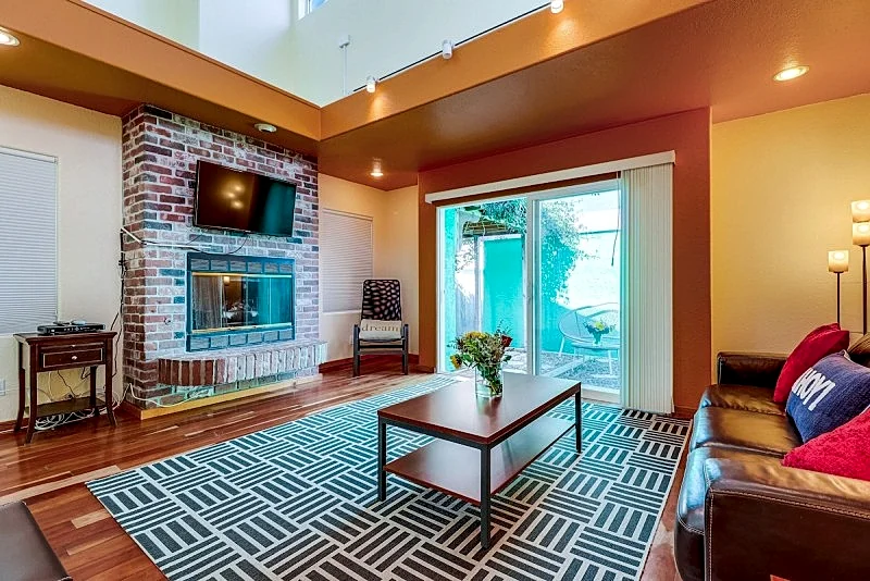 Discounted Rates - Ocean Beach Holiday getaway - enjoy the laid back beach townhouse