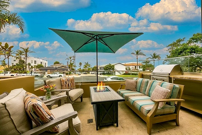 Sea and Palms 2: Modern Condo with Ocean Views, Walk to the Beach and Restaurants
