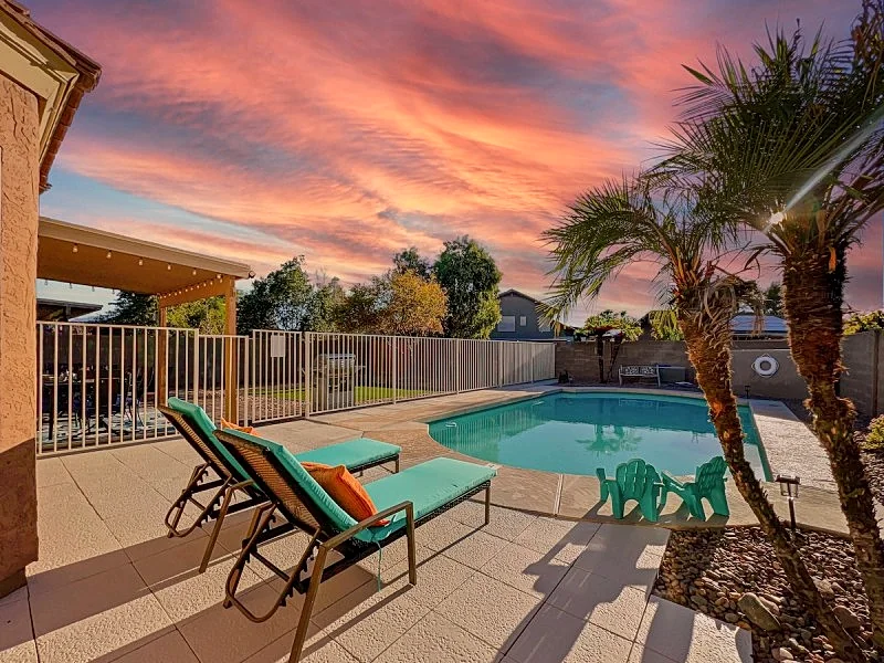 Surprise Pool Home! Close to Everything. Sleeps 13.