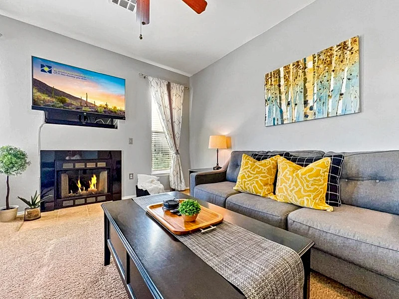 Beautiful Condo with Pool, Spa and One Car Garage!