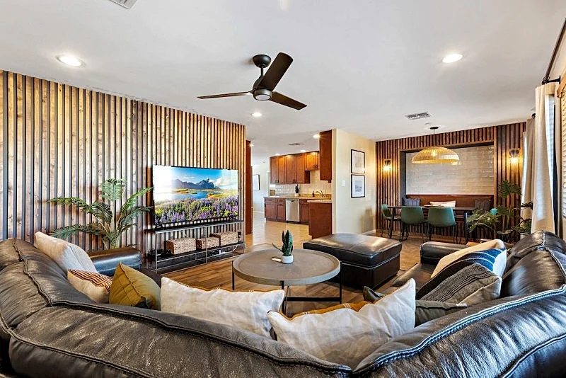Old Town- Heated Pool- Hot Tub- Game Room- Firepit- Putting Green!