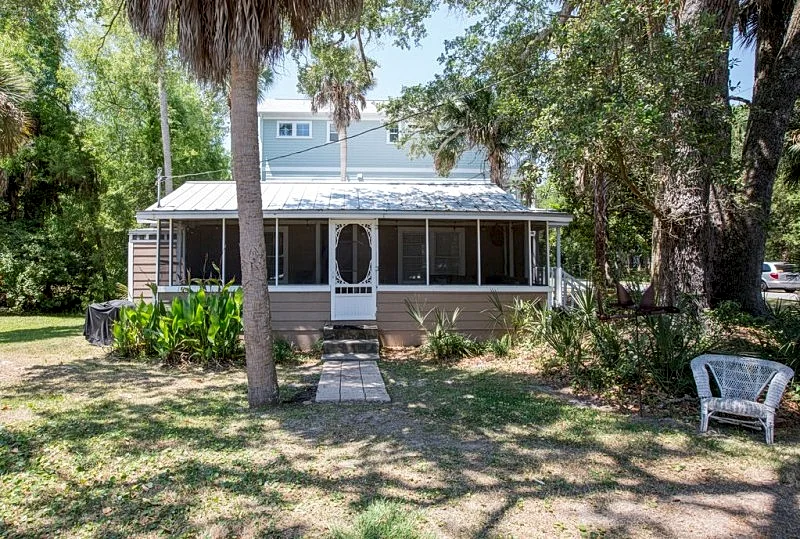 Cozy Corner 3 BR sleeps 6 walking distance to beach and Center Street!