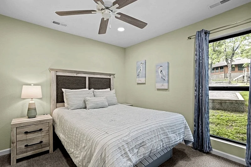 Lone Oak Point 07 - A Vintage Lake Vacation!