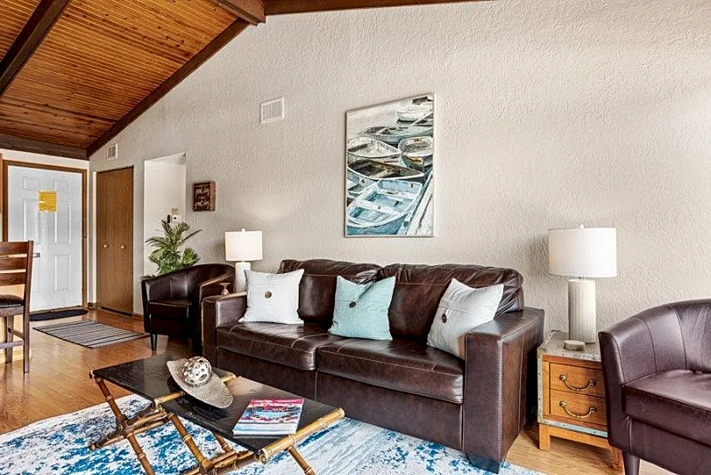 Southwood Shores 304-4B - Updated Top Floor Condo!