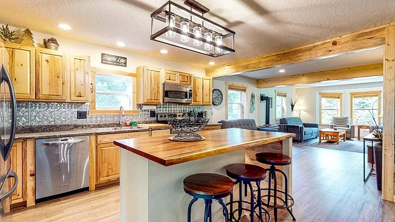 Deer Pines-family friendly-remodeled in knotty pine-firepit in the backyard
