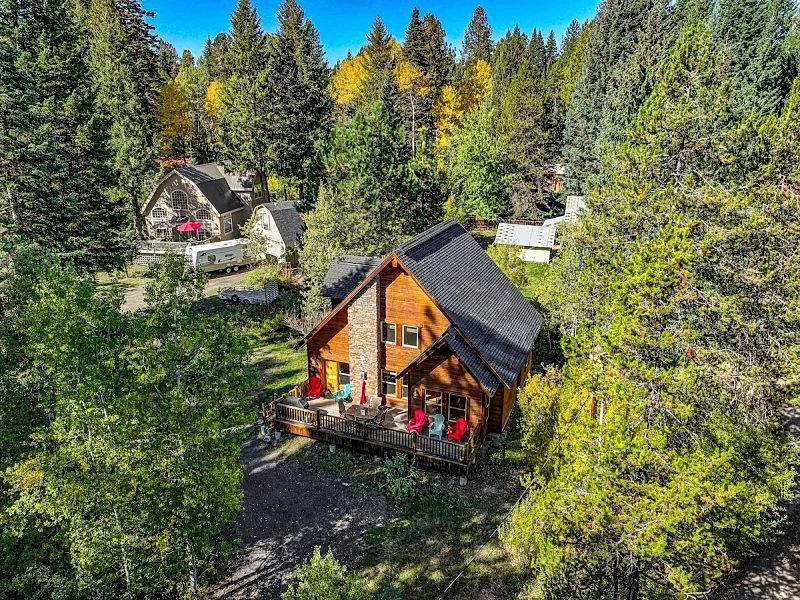 New! Tranquil Aspens - near lake, town, parks - expansive deck - pet friendly