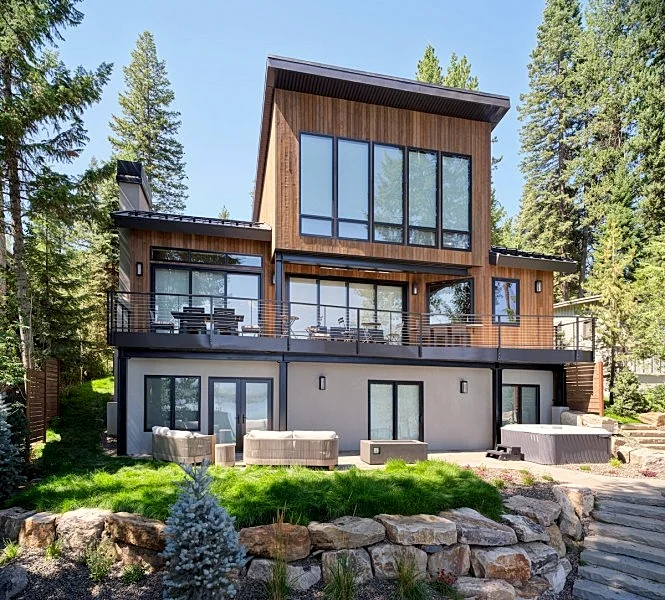 Lakefront Mtn Modern - on Payette Lake, amazing views, private beach, dock, game room