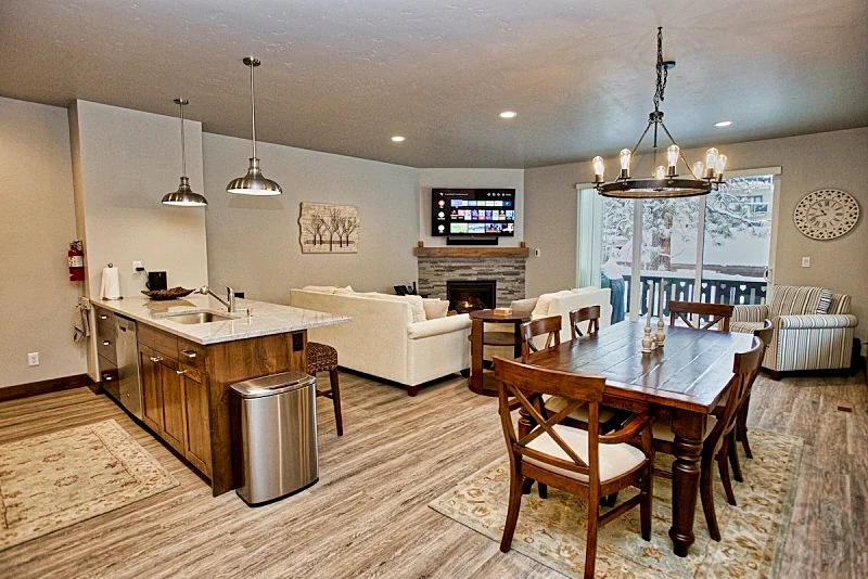 Silverpine Hideaway - Downtown - AC - Walk to everything - EV charge station