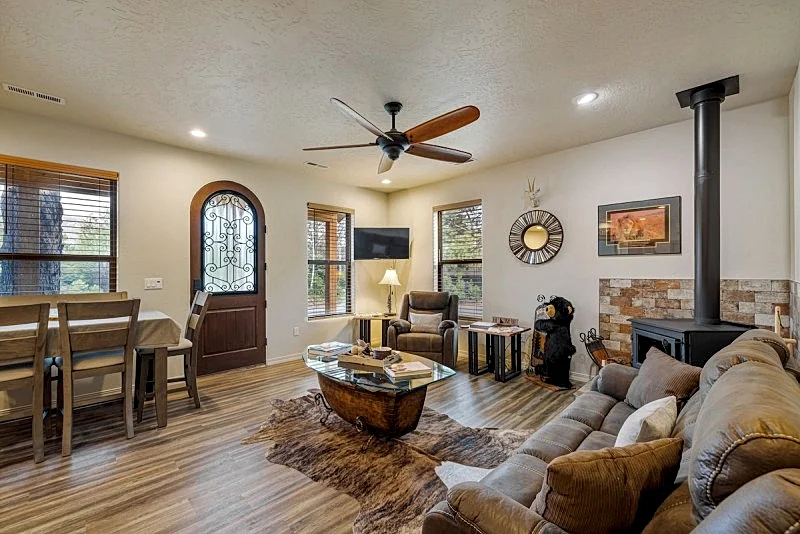 New* Bogie Bungalow - Walk to lake, bar & restaurant - Near golf course - AC - Fireplace - Pet Ok