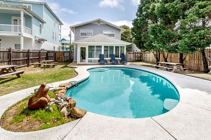 Your Beach House Just 1 Minute Walk To The Beach! Private Heated Pool & Yard