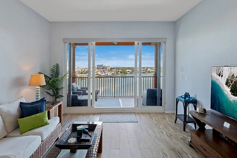 Spotless Condo Stunning Panoramic Balcony Views King Beds Beach Across Street