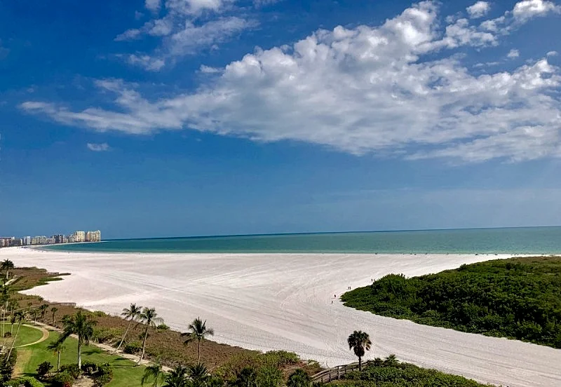 Beachfront, Amazing Southern Views 10th floor, Tower 3, Sleeps 7 in Marco Island