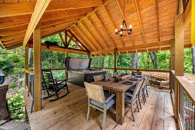 Wood Fireplace, Hot tub Wifi Covered Outdoor space