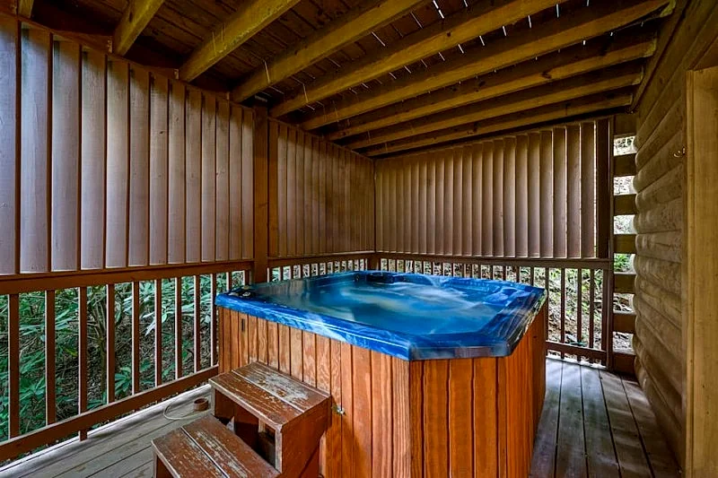 Mountain Haven Cabin: Spacious, Fireplace, Grill, Hot Tub