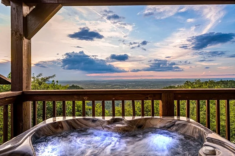 A Grandview Getaway: Sunset views, Hot Tub, Resort Pool