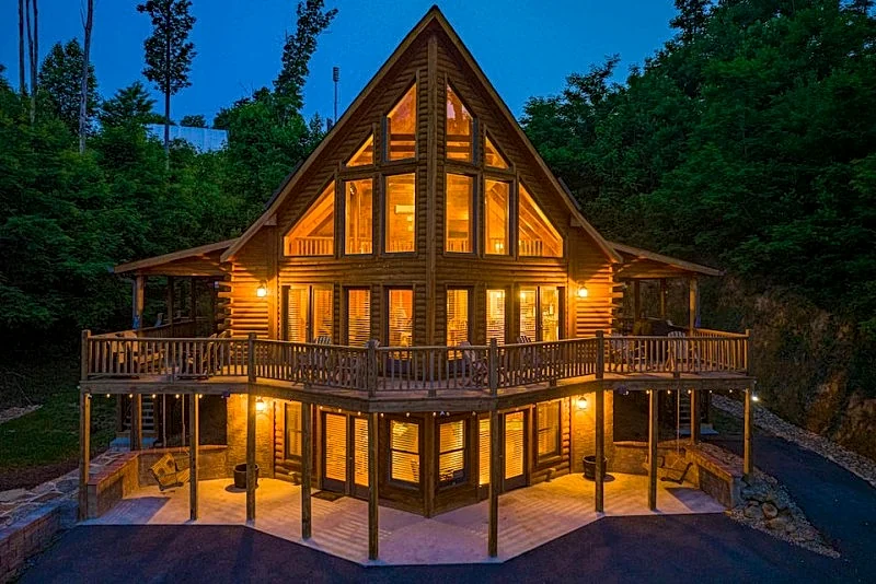 Bear Mountain Chalet: Private Firepit, Pool Table, Hot Tub