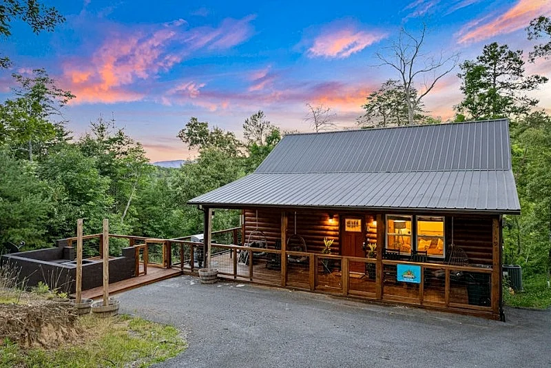 Pinecone Hideaway Cabin w/ with Deck, Firepit, Gameroom