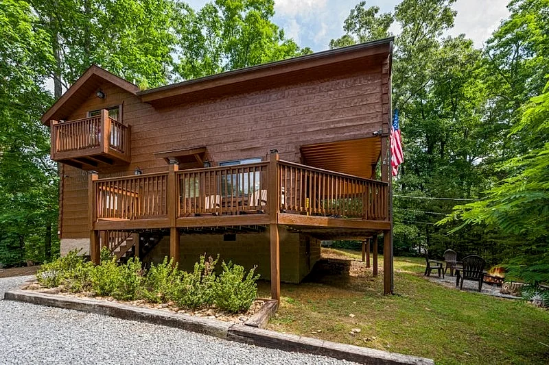 Bearfoot Dreams Cabin: Outdoor Firepit, Hot Tub, Pool Table