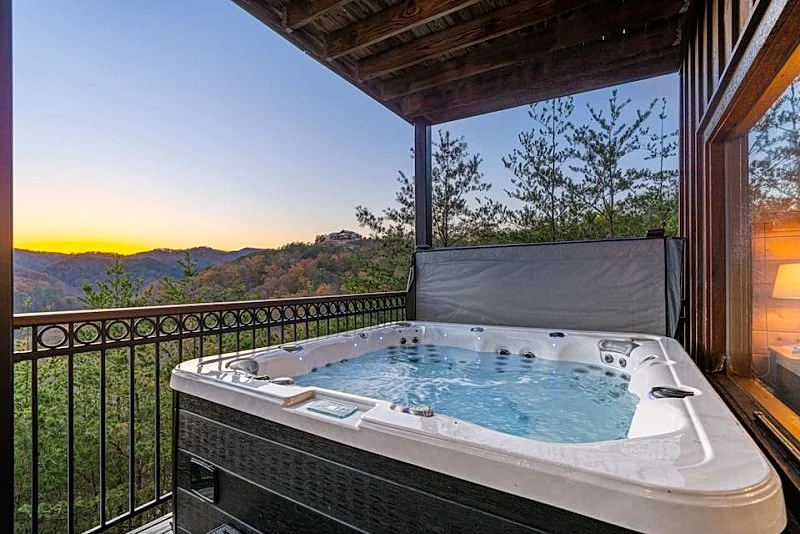 Heaven's Gates Cabin: Hot Tub, Pool Table, Gas Fireplace
