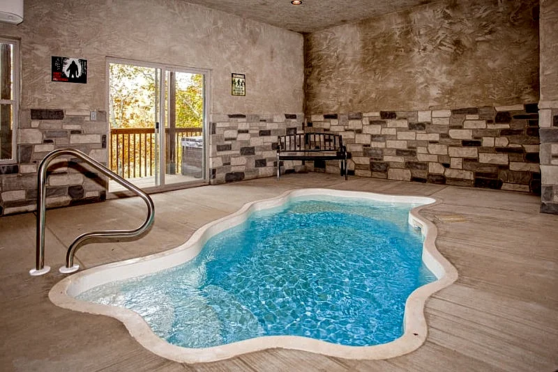 A Bear's Alpine Splash: Private Pool, 1.4 miles to The Island