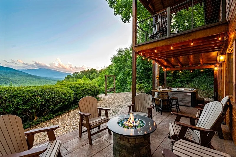 Find Your Bear-ings Cabin! Private, Gorgeous Views, Hot Tub