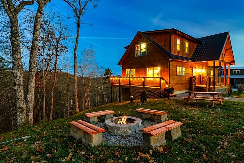 Hemlocke Hideaway Cabin w/ Mountain Views Hot tub Firepit