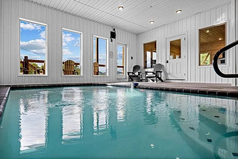 Whispering Mountain Waters Cabin: Indoor Pool, Hot Tub