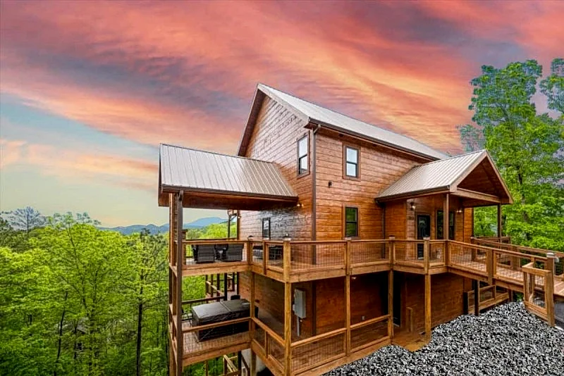 Smoky Haven Spacious & Upscale Cabin: Hot Tub, Sauna