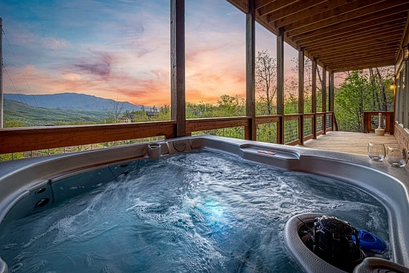 A Bear's Gatlinburg Plunge Cabin: Pool, Hot Tub, Games