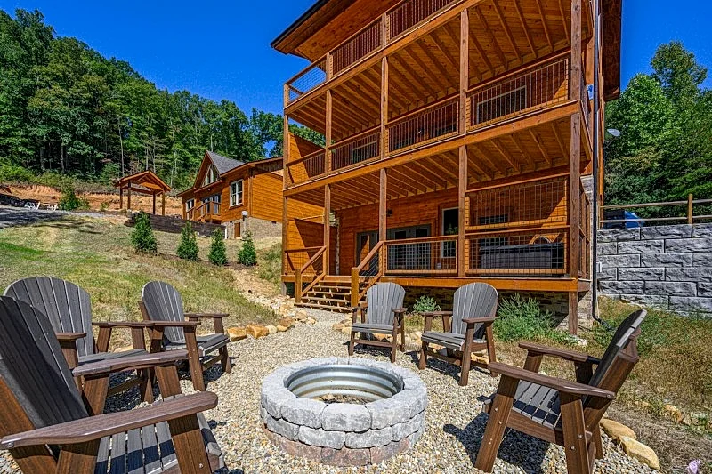 Splashin and Relaxin Cabin: Firepit, Private Pool, Pool table