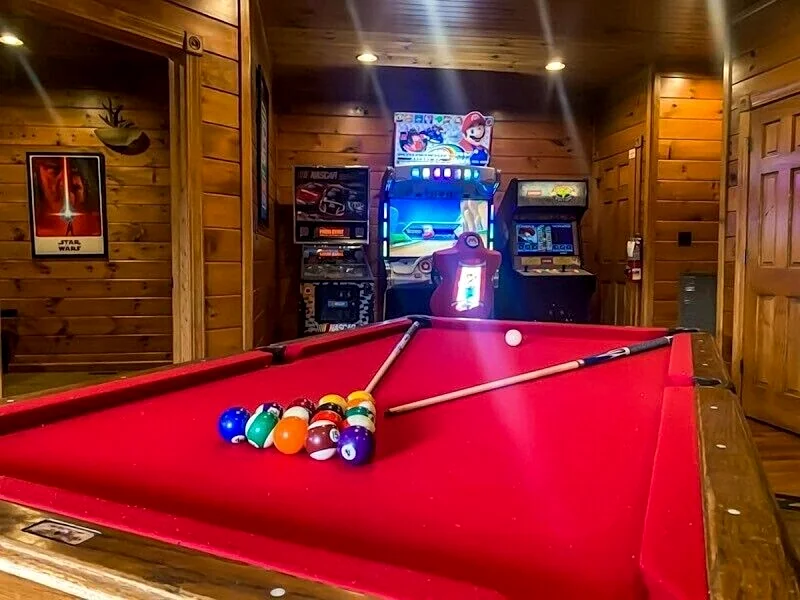 Smoky Mountain Views Cabin: Hot Tub, Jukebox, Theater