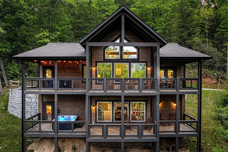 The Bear Shack Cabin w/ Views, Hot Tub & Upscale Finishes