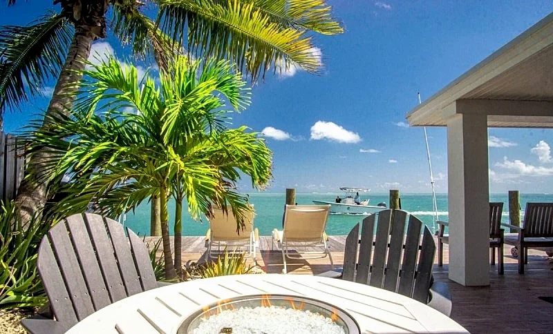 Dolfan Oceanfront Cottage w/ Dockage, Jacuzzi & Kayaks
