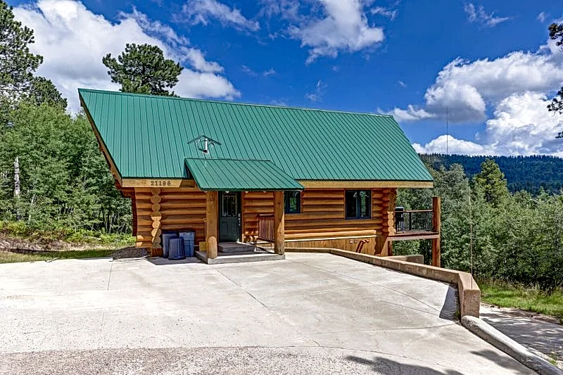 Dakota Log Cabin | 4 Bed, 2 Bath - Lawrence County
