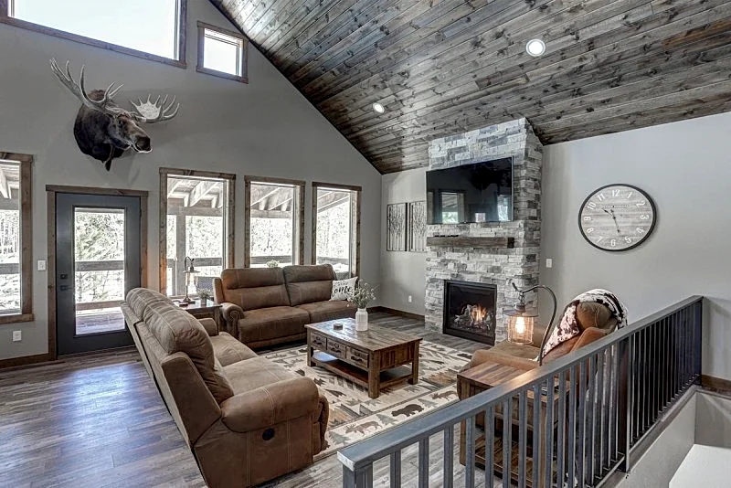 Moose Creek Lodge - Great access for snowmobiles and ATV`s!