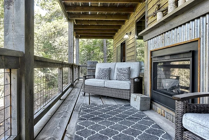 Lucky 7 Lodge - Beautiful 4 bedroom with mountain views close to the ski slopes!