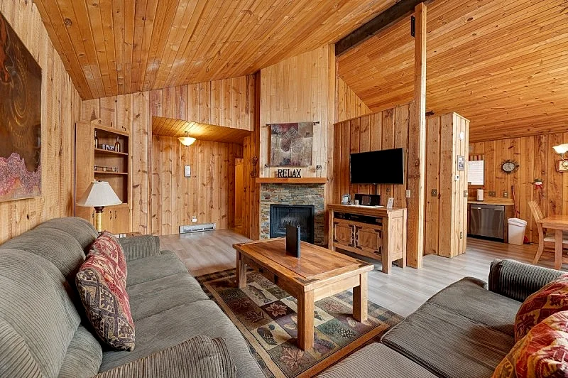 The Haven - 1 block from the ski slopes! Private Hot tub
