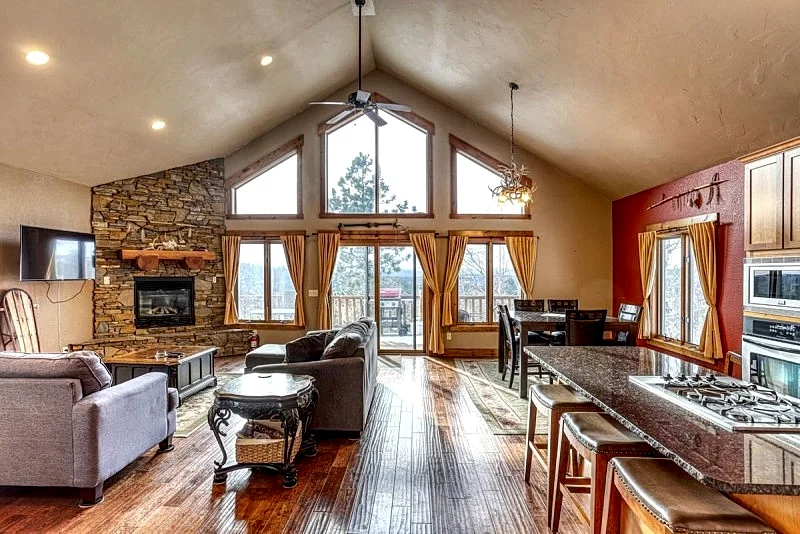 Westwinds Lodge - Stunning views! Private hot tub!