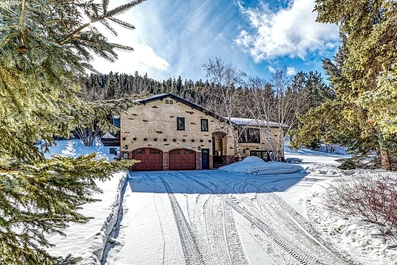 Beautiful newly remodeled - 4 King beds! 12.5 acres with creek and pond