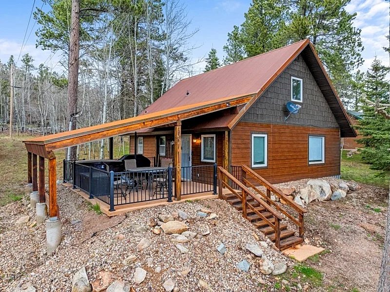 Cozy Cabin Hideaway - Private hot tub!