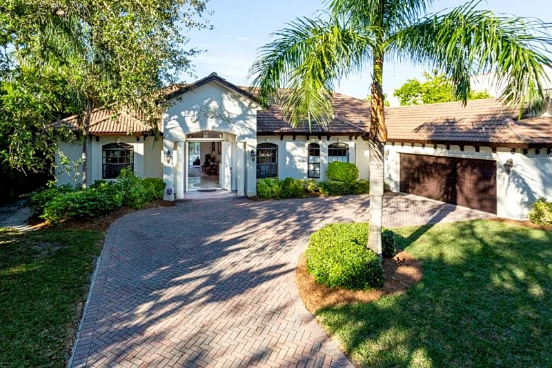 Mini-mansion ... Downtown Where the Action is & walk to Beach